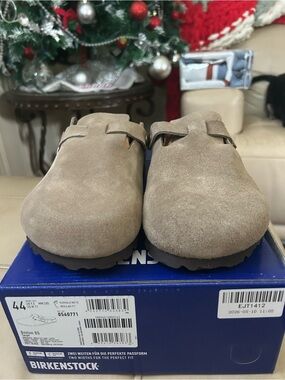 Men’s Birkenstock Boston Suede Clogs in Taupe